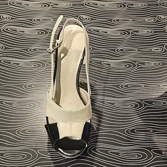 Nine West heels Size 7 cream leather with black patent leather - Picture 4 of 4